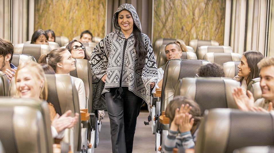 Desfile de prendas de Alpaca en tren PeruRail