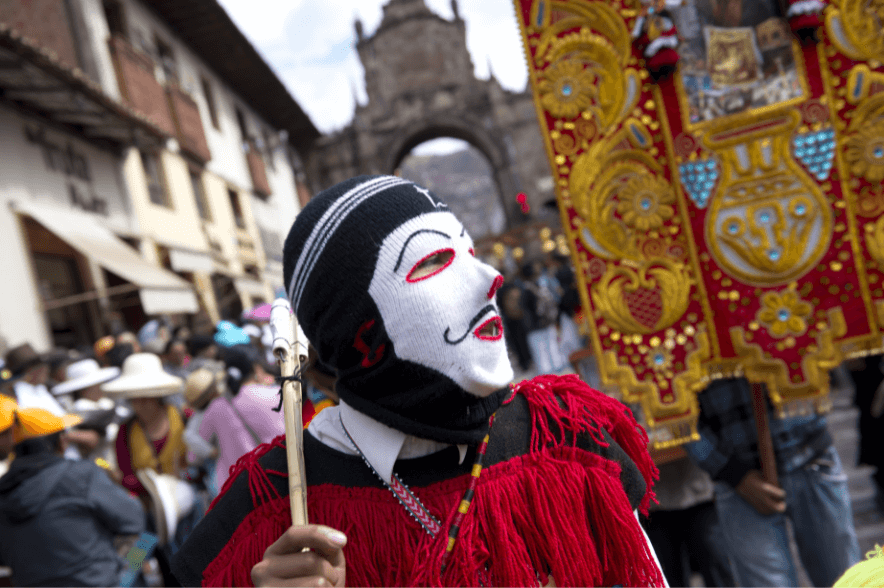 Danzante de Ukuku en procesión del Corpus Christi